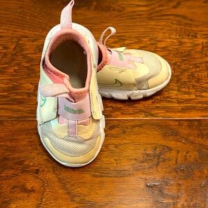 Nike toddler sneakers.